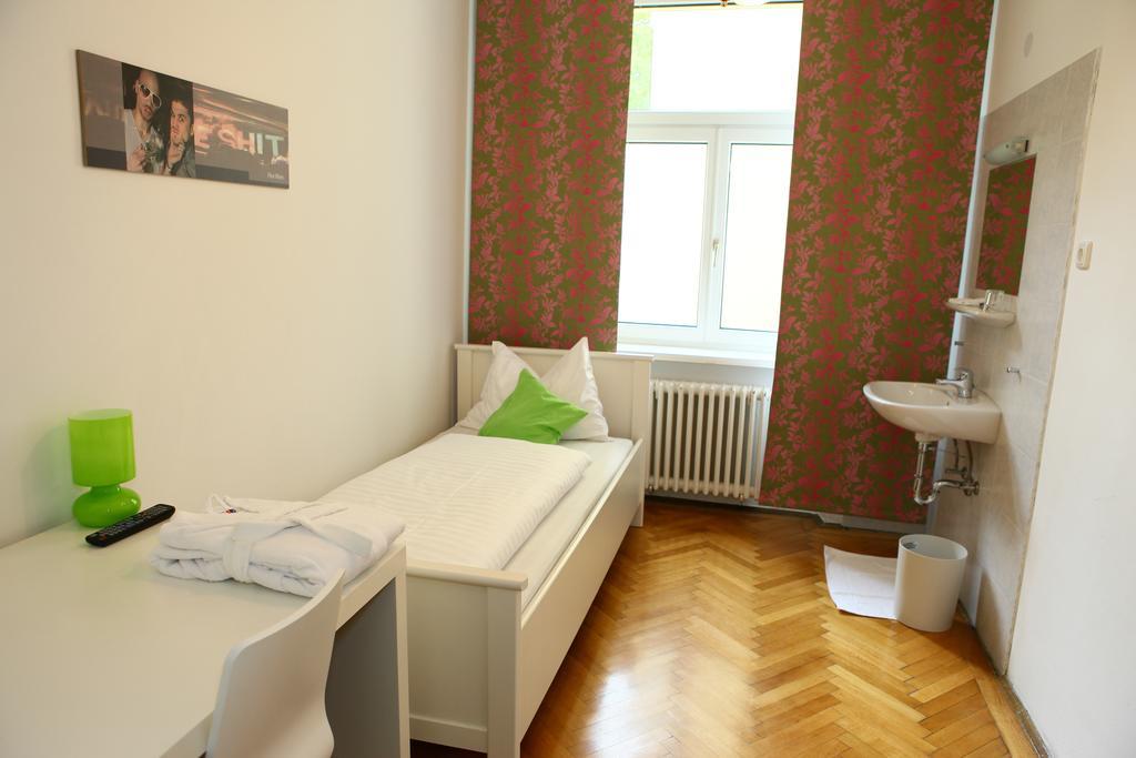Hostel & Guesthouse Kaiser 23 Vienna Room photo